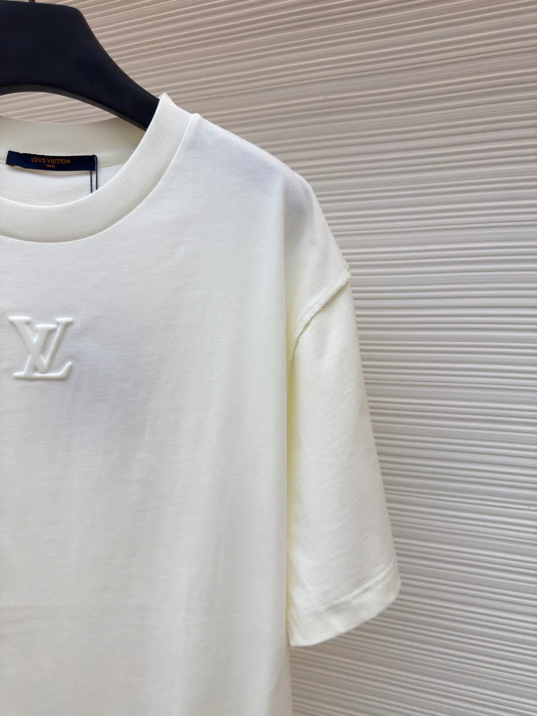 LOUISVUITTON embossed small label T-shirt ●Authentic product: Purchased and developed by 5450 ●Item number: 1680102-A00 ●Fabric: pure cotton fabric ●Technology: embossed production ●Version: fitted version ●Weight: about 335 grams ●Size: XS-S-M-L ●Description: Fabric is 40S/2 Double-strand smooth cotton plain weave, dust-free wool processing; matching 40s single-strand combed cotton, 280g cylindrical machine rib. The front panel is stamped and filled. After low-temperature stamping with a steel stamp, the inside is filled with foam cotton. The bottom surface is directly sealed with low-temperature hot melt glue at 80 degrees Celsius. The integrated machine operation makes the relief pattern three-dimensional and full and stylish. High-quality products require natural and beautiful products. The overall wiring is straight and delicate, the fabric is comfortable and soft, and the color is consistent without color difference. It can be matched with the same style to create a fashionable look and control various occasions. Customized accessories, complete with three standards, same style for men and women!